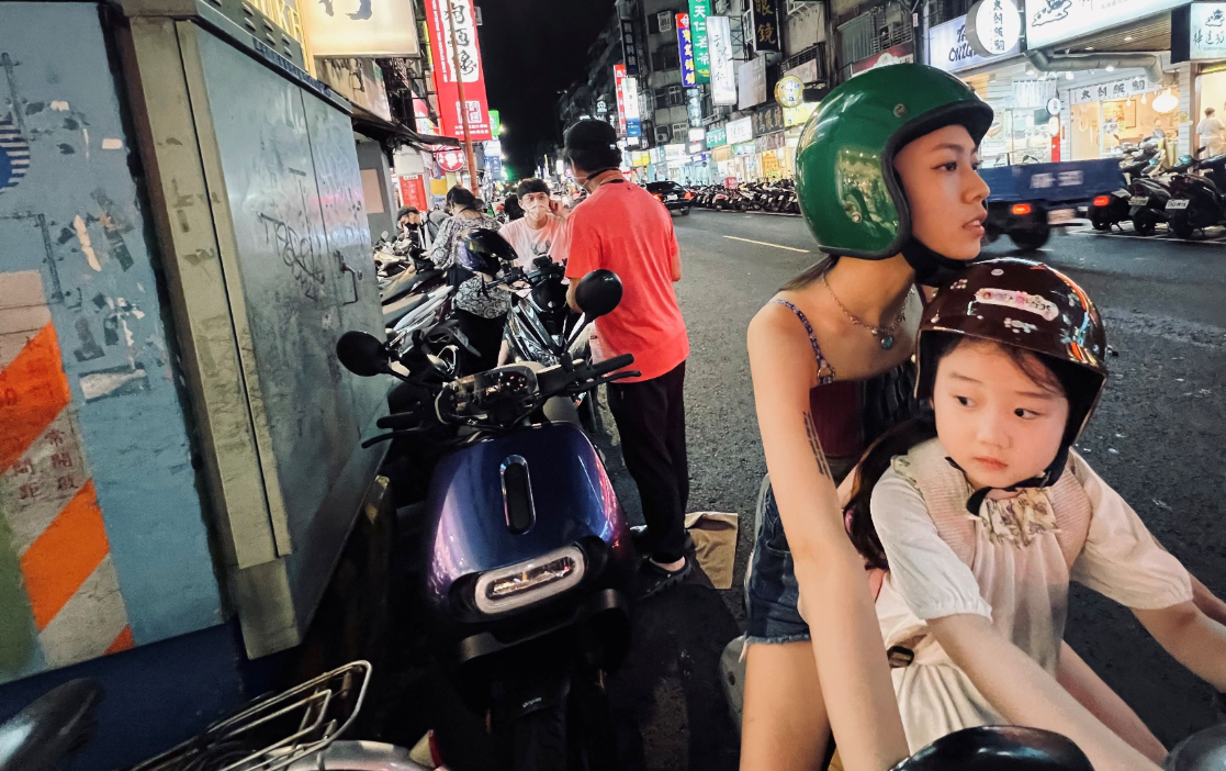 《左撇子女孩》以臺北喧騰的夜市為背景，細膩描繪一段跨越三代母女的動人篇章。（圖／左撇子女孩電影製作有