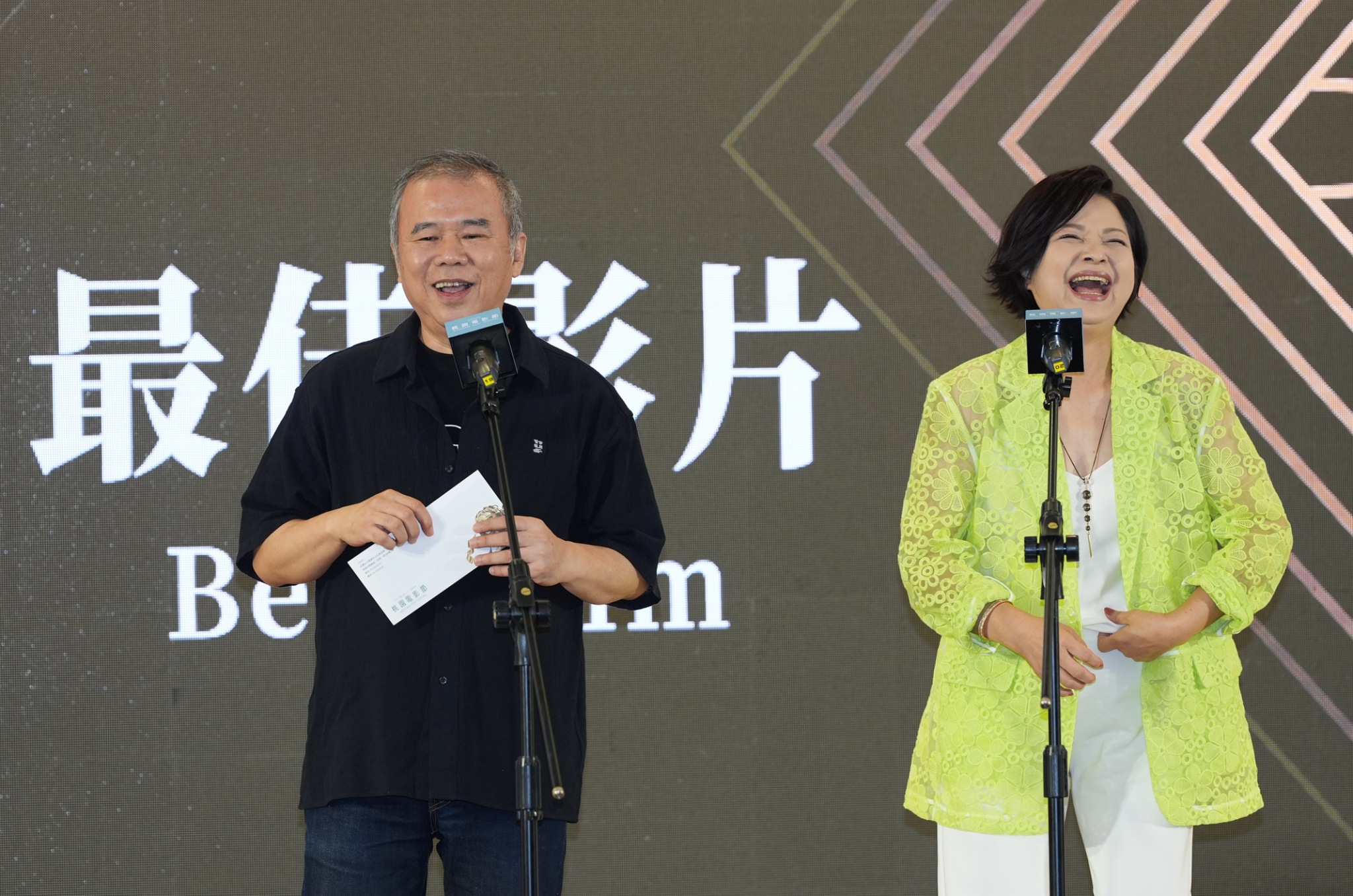 陳玉勳（左）逗得楊貴媚呵呵笑。（圖／記者陳明中攝）