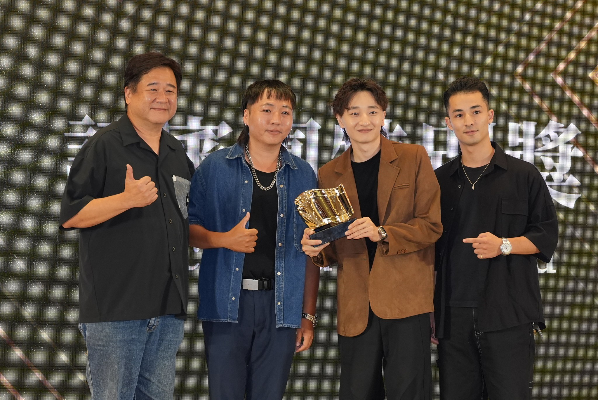 瞿友寧（左）頒獎給《優雅的相遇》劇組演員。（圖／記者陳明中攝）
