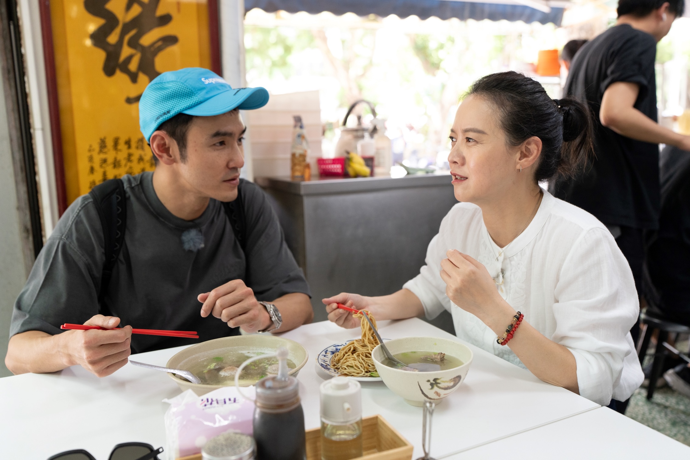 阮經天（左）帶曾寶儀吃涼麵。（圖／三立提供）