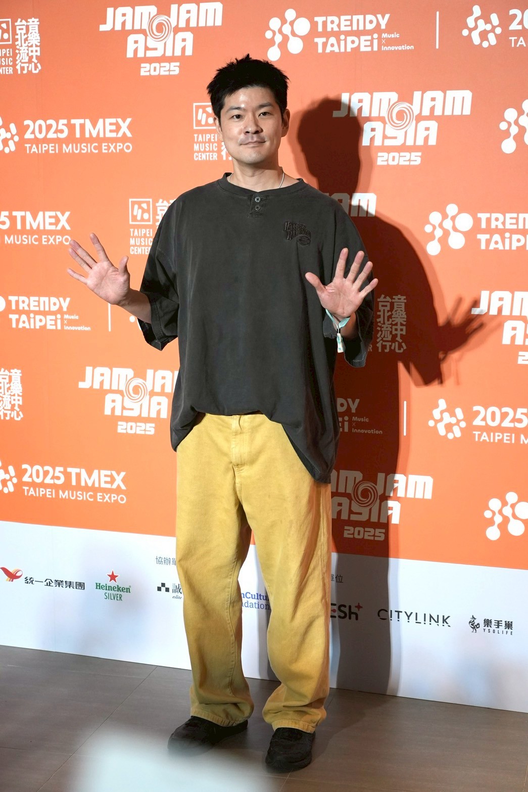 張基河首度挑戰他人生第一次的台灣小吃挑戰「吃鴨舌」。（圖／記者許方正攝）