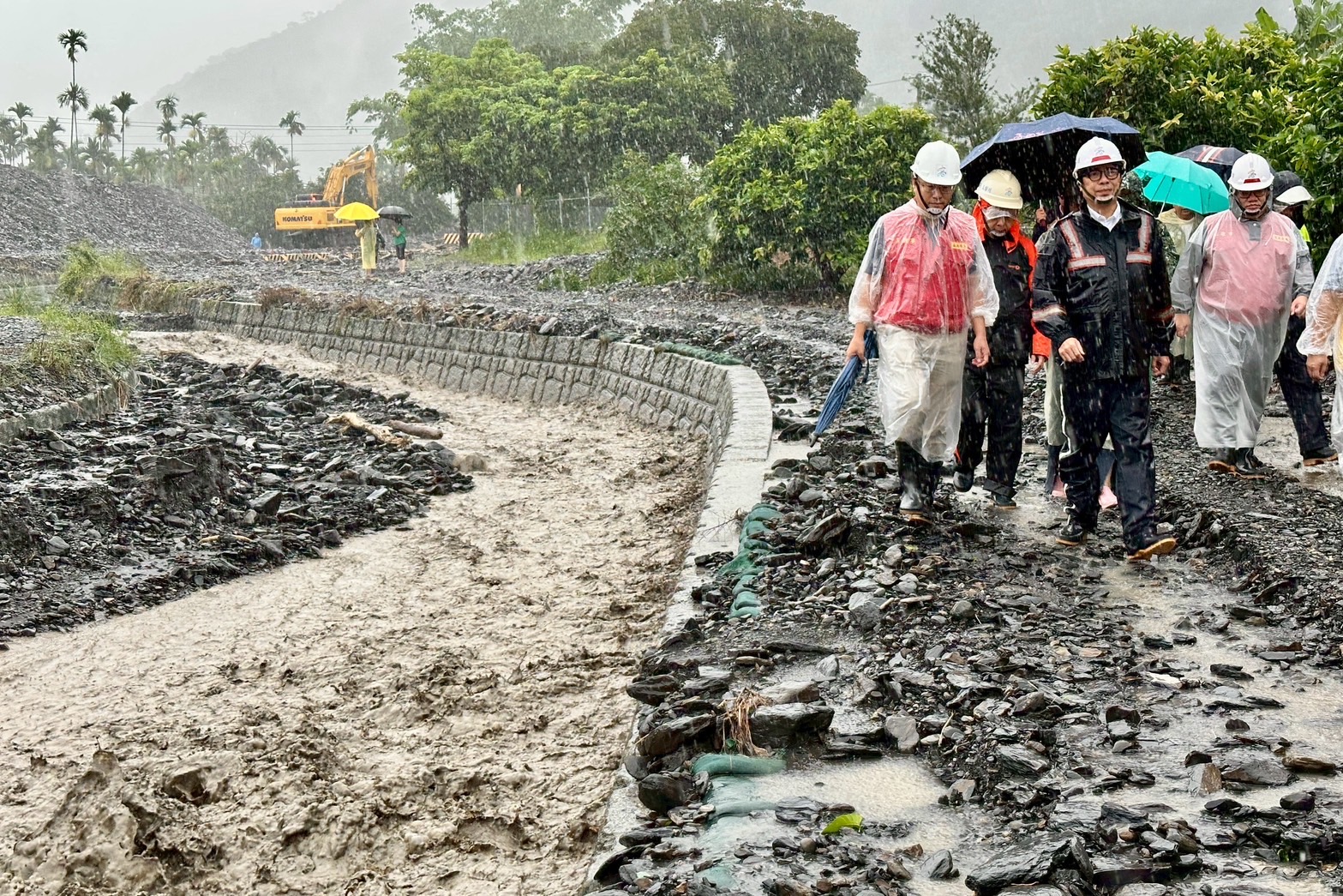 山區大豪雨仍未停歇，高雄市長陳其邁上午參加中央豪雨應變中心會議後繼續勘災。（圖／高雄市府提供）