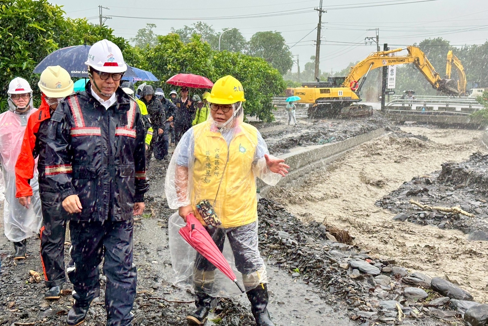 高雄市長陳其邁六龜區中興里視察，關心土石流掩埋路面及野溪清疏情形。（圖／高雄市府提供）