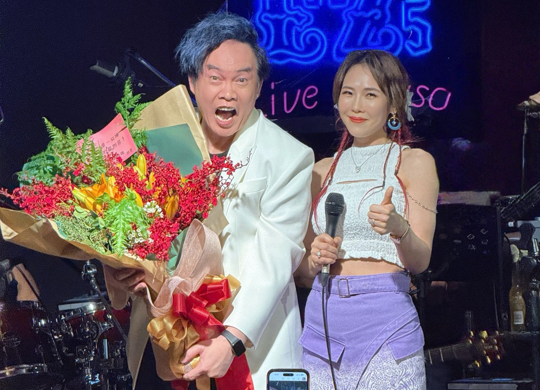 康康近日舉辦的藍狂音樂會，好友吳申梅（Gigi）低調現身支持送花。（圖／吳申梅提供）