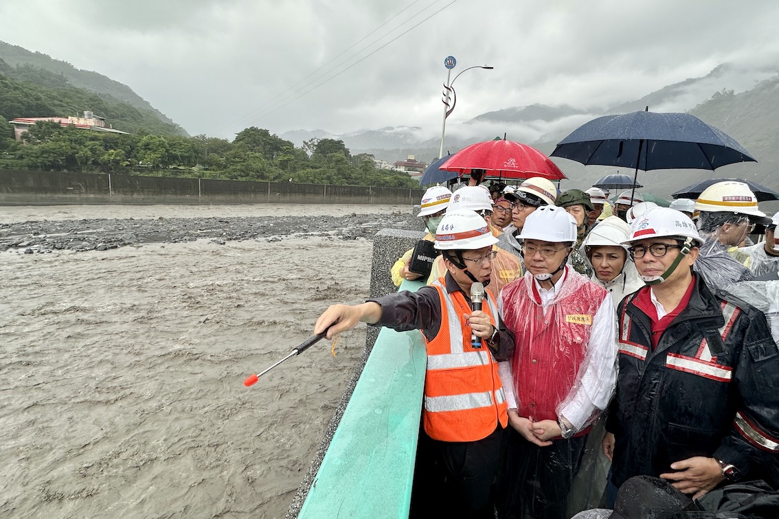 高雄市長陳其邁、行政院長卓榮泰視察寶來二號橋道路修復。（圖／高雄市府提供）