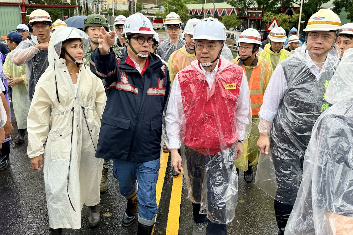陳其邁陪同行政院長卓榮泰前往六龜山區。（圖／高雄市府提供）