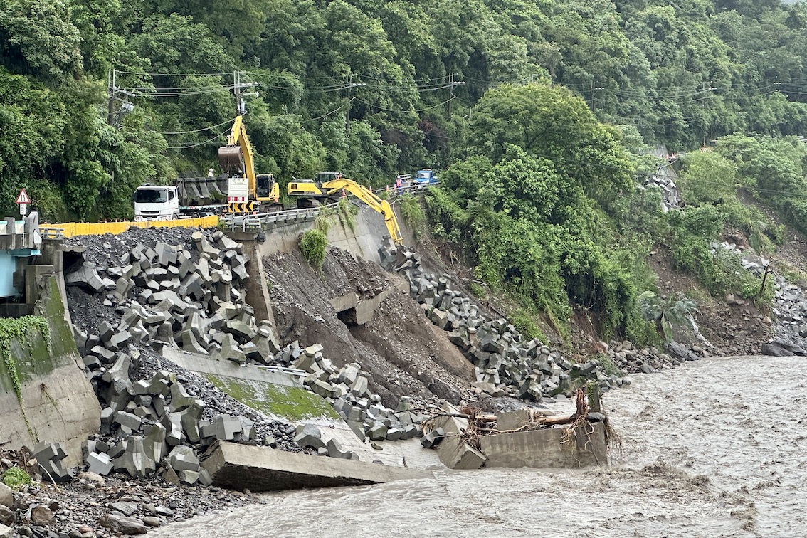 六龜山區沿途所見河川滾滾黃泥沙水，令人怵目驚心。（圖／高雄市府提供）