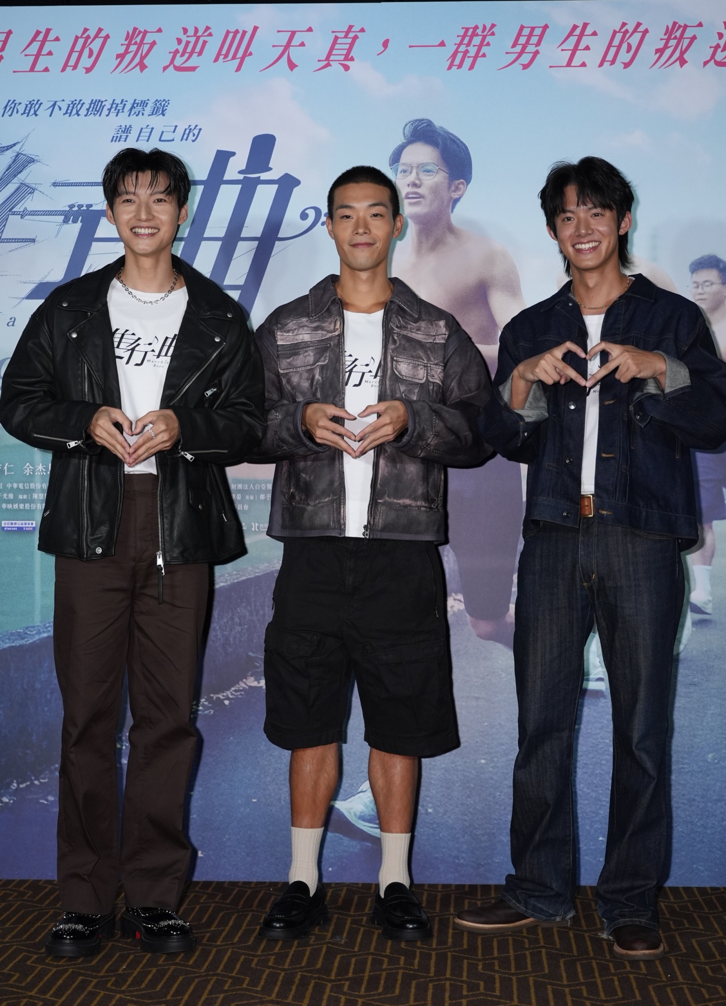 牧森、劉育仁、余杰恩在《進行曲》中演出樂旗聯隊員。（圖／記者陳明中攝）
