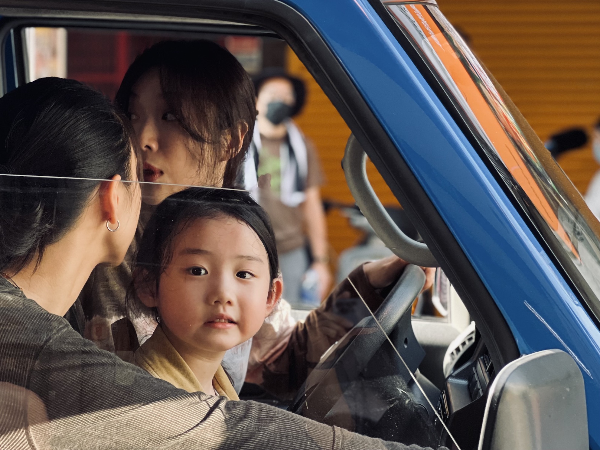 《左撇子女孩》的故事從蔡淑臻飾演的媽媽帶領兩個女兒從鄉下搬到台北開始。（圖／光年映畫提供）