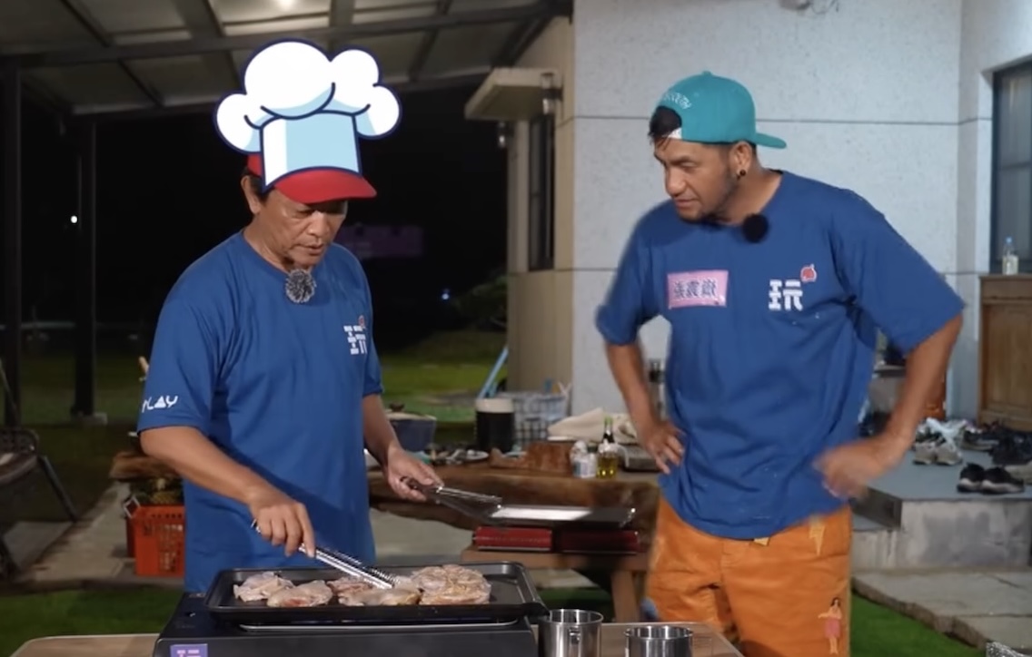 張震嶽（右）看著吳宗憲烤雞排。（圖／《綜藝玩很大》提供）