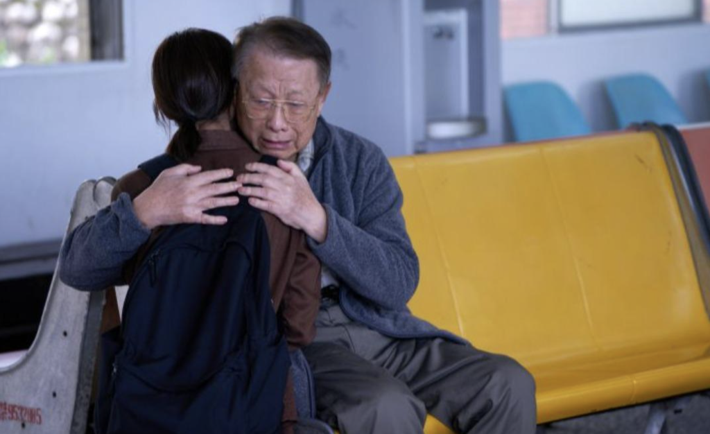 林義雄（右）在《人選》相擁王淨，畫面令人揪心。（圖／大慕可可提供）