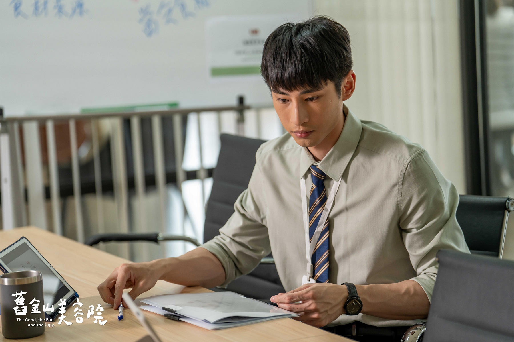 章廣辰飾演連鎖早餐集團的小兒子鄧惟宇 在家不受兄姊重視。（圖／TVBS提供）