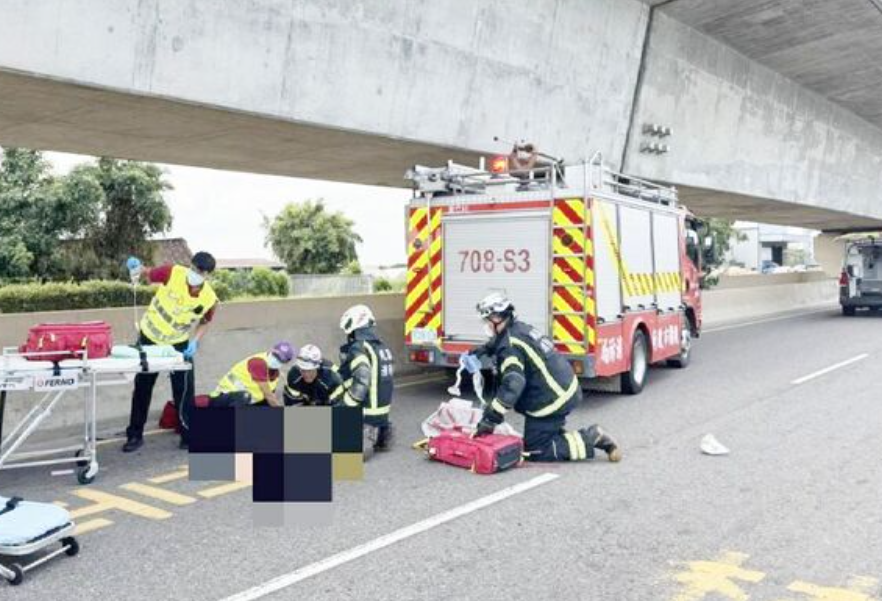 老夫妻卡車輪下雙雙慘死。（圖／桃園消防局提供）