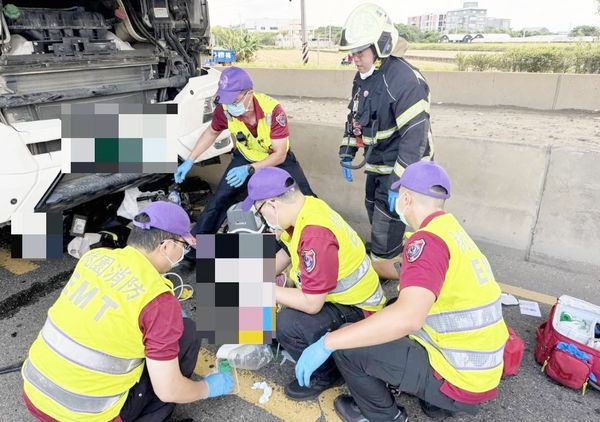 老夫妻卡車輪下雙雙慘死。（圖／桃園消防局提供）