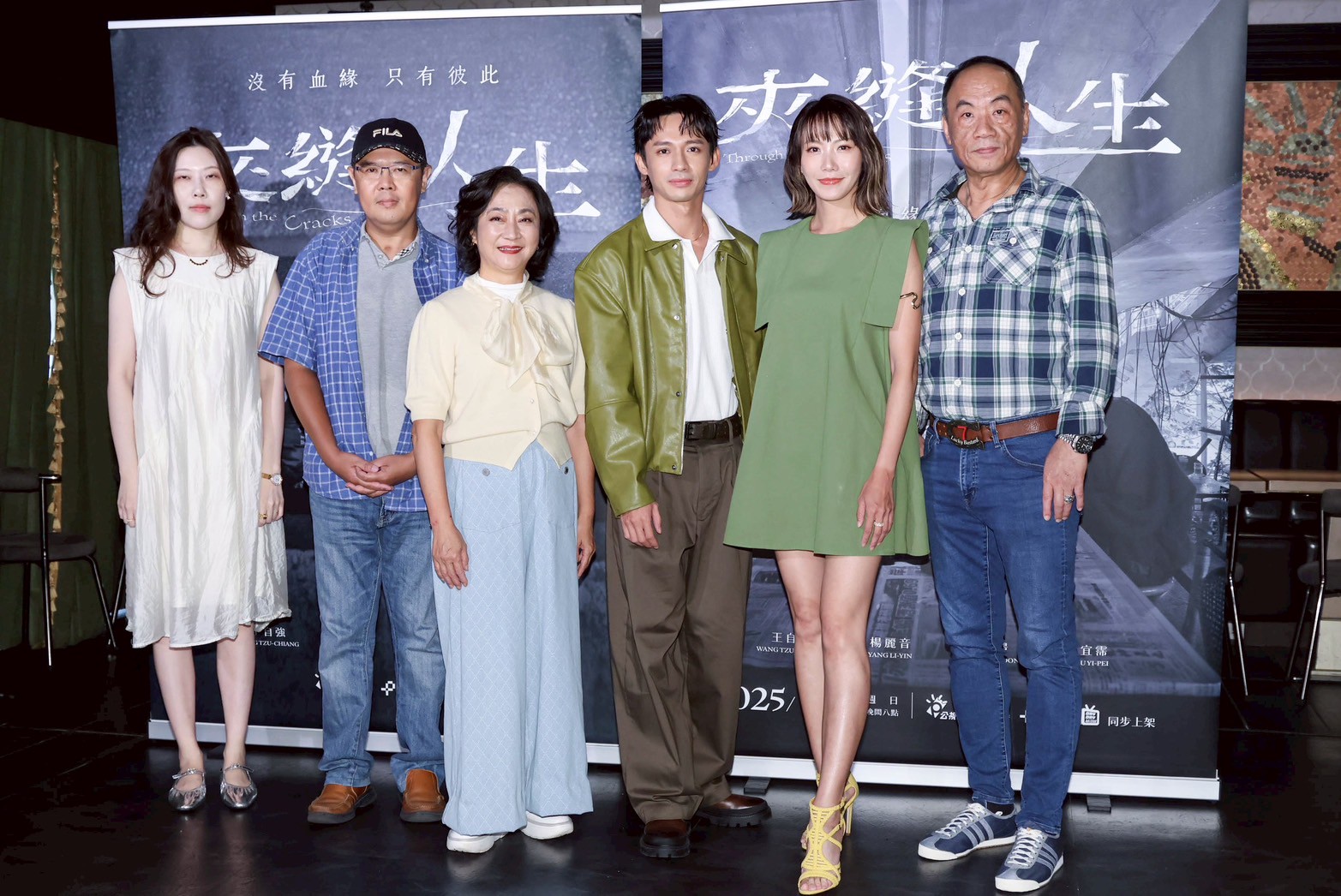 編劇辛佳育（左起）、導演王傳宗、演員楊麗音、洪毓璟、周宜霈、王自強出席記者會。（圖／記者王人傑攝）