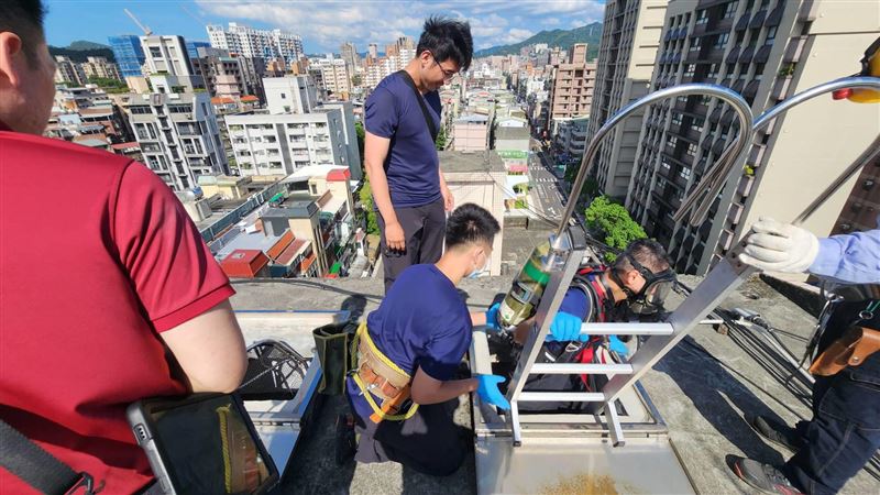 台北大樓水塔驚見男屍。（圖／翻攝畫面）