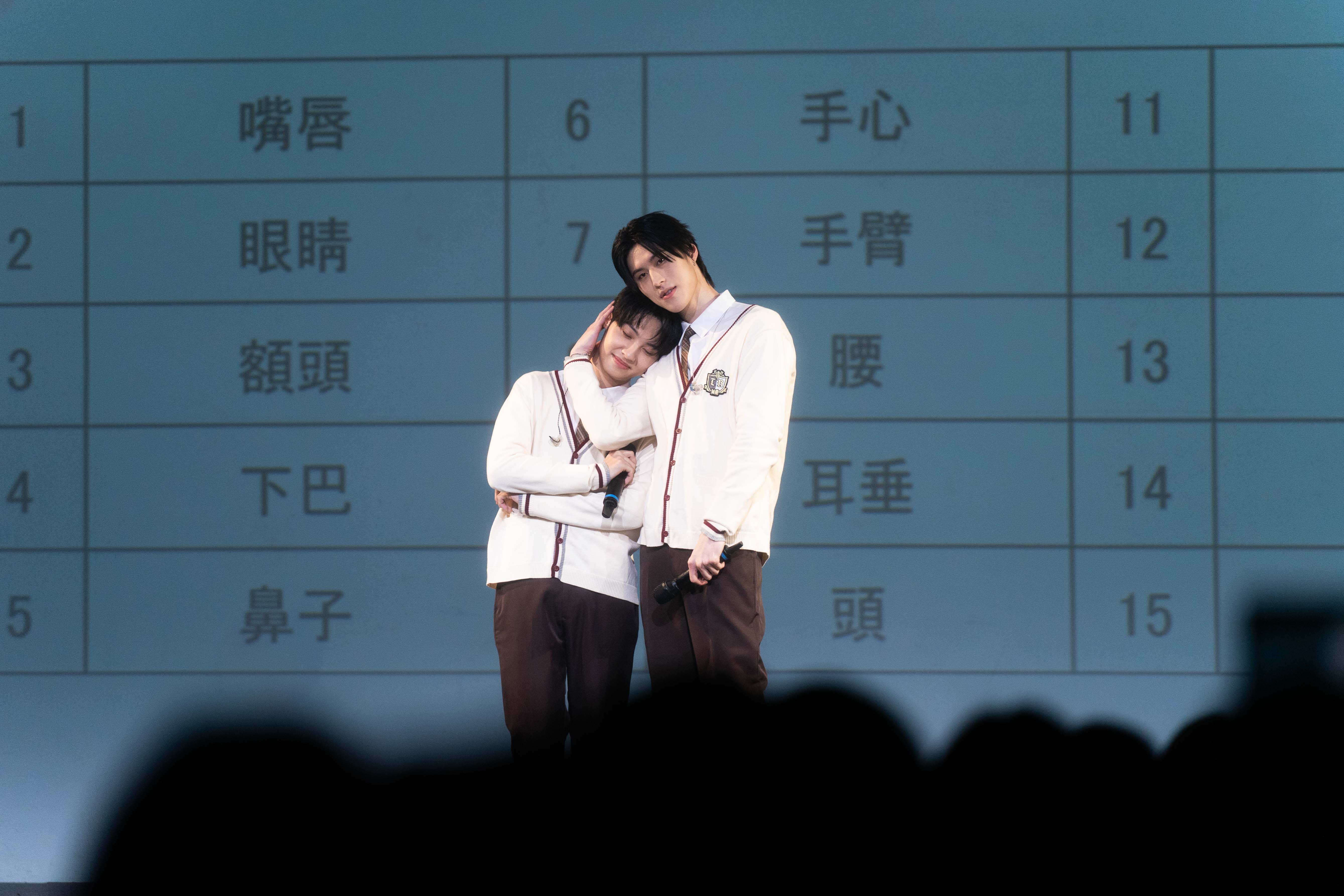 王君豪(左)靠在成晞(右)肩膀上，甜蜜互動。（圖／《秘密關係Secret Lover》製作單位提供）