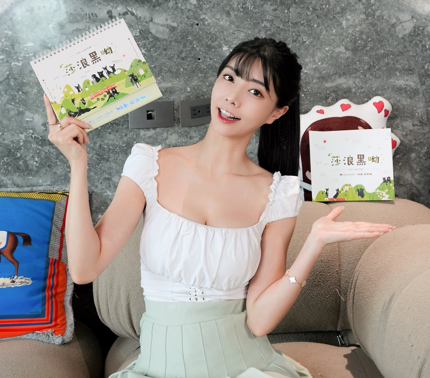 艾融辣挺黑狗兄，推薦2026《莎浪黑呦》公益月曆。（圖／財團法人流浪動物之家基金會提供）