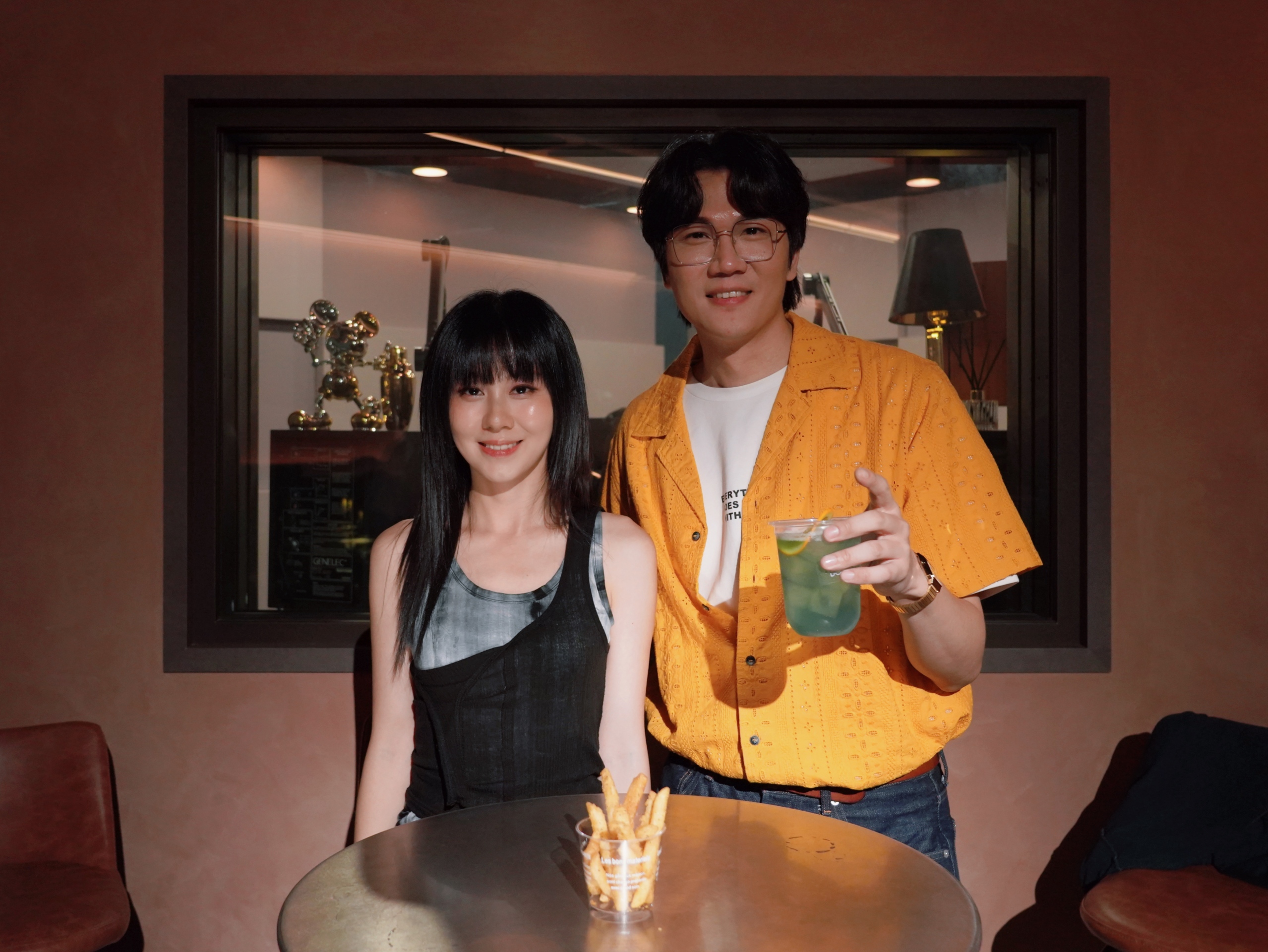 白安找來Podcast《一個路人經過》的好搭檔宇宙人小玉一同對談。（圖／相信音樂提供）