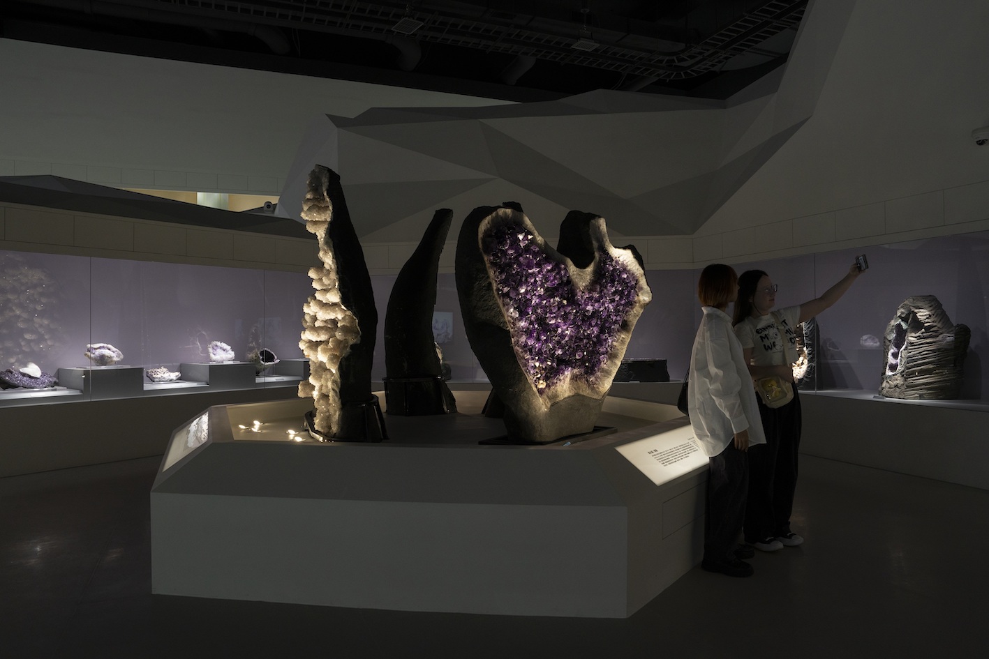「世界礦區－晶體大觀」則展示來自印度、巴西等地的晶洞與珍稀標本。（圖／攝影張介宇提供）