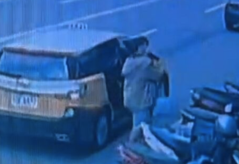 17歲少年砍人後逃逸。（圖／翻攝畫面）
