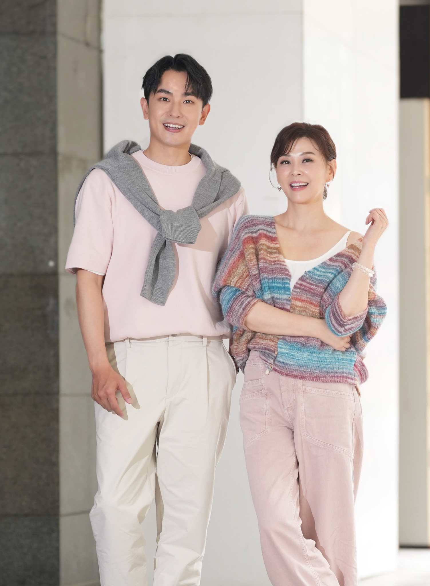 方馨和陳謙文從合作《春花望露》結緣成為好友至今十年。（圖／記者陳明中攝）