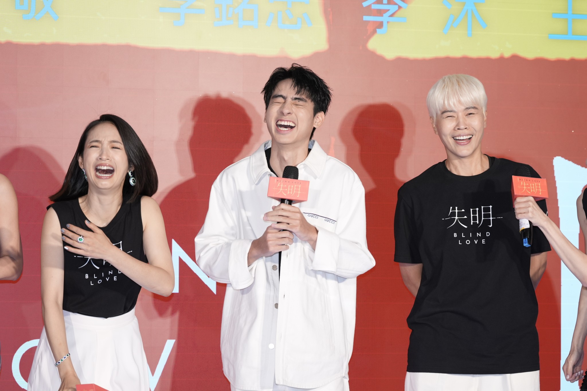 林依晨（左）又開心大笑了，劉敬、導演周美豫同樣快樂。（圖／記者陳明中攝）