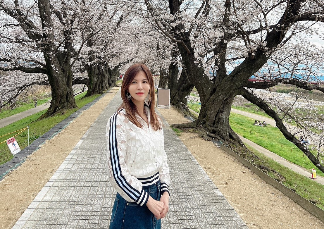 王百瑜熱愛旅遊，到關西賞櫻。（圖／伊林娛樂提供）