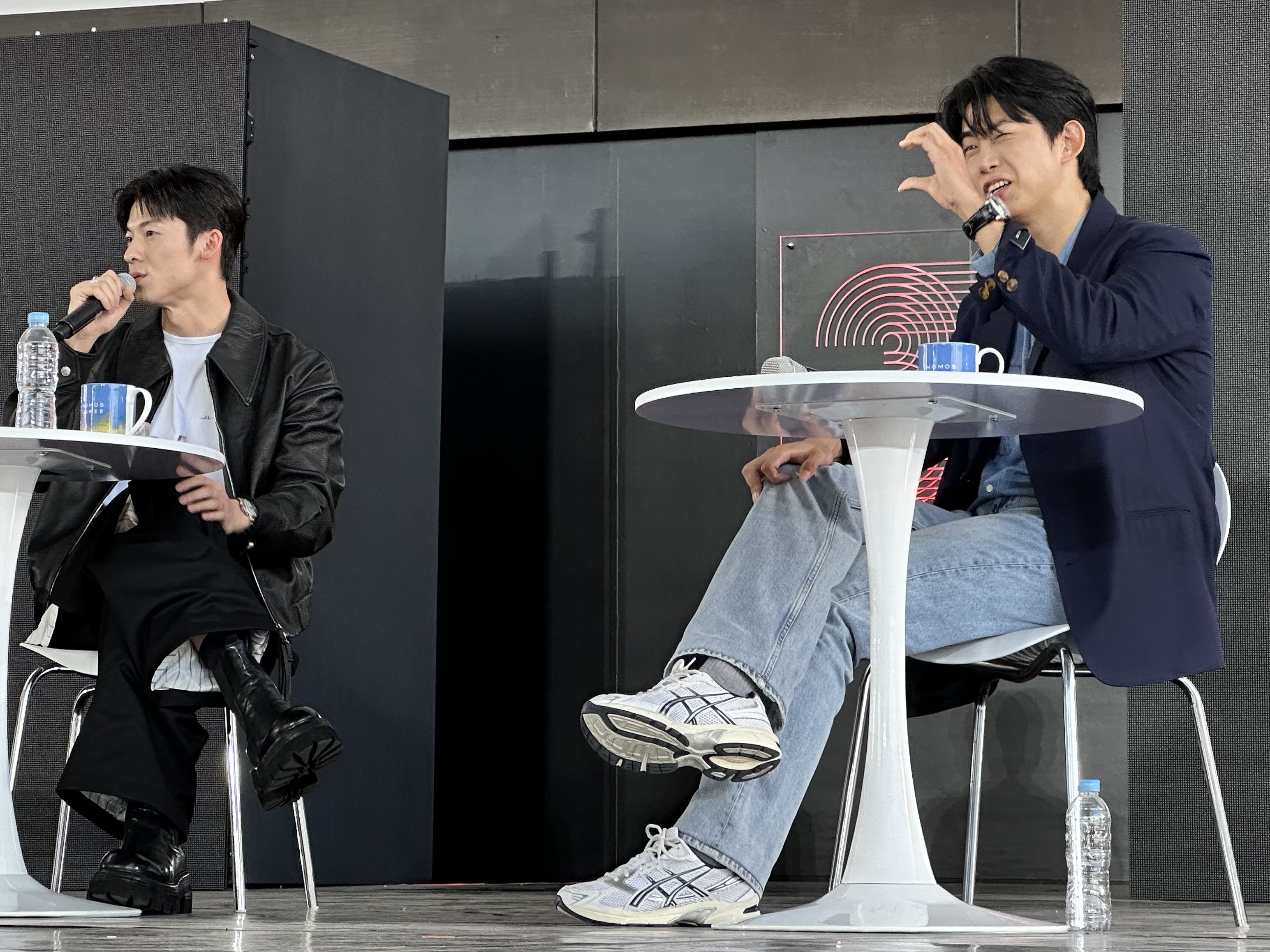 許光漢（左）在講話，玉澤演在跟粉絲比愛心。（圖／記者蔡依庭攝）