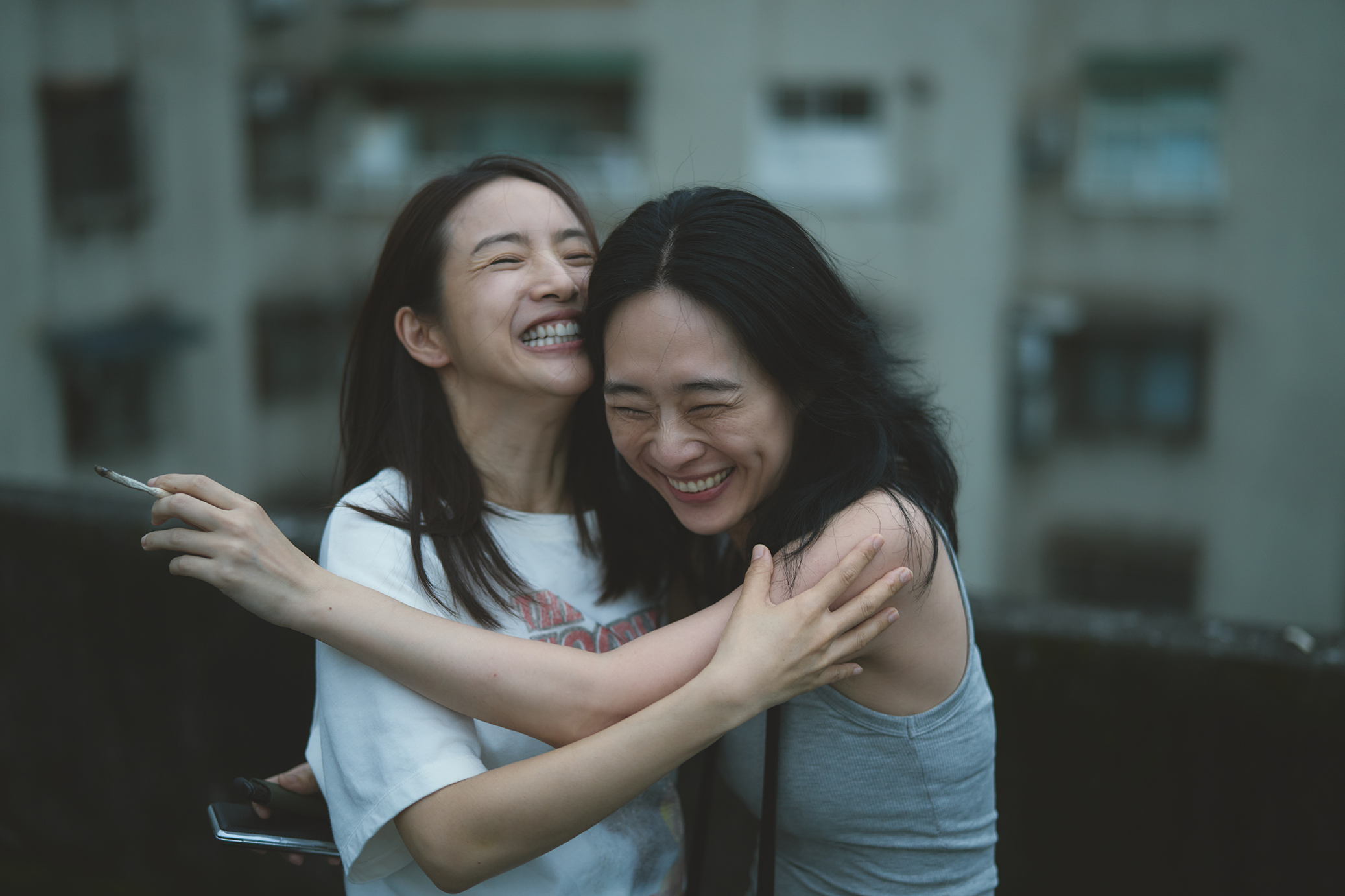 林依晨（左）、吳可熙一場即興天台戲戀愛感十足。（圖／周子娛樂提供）