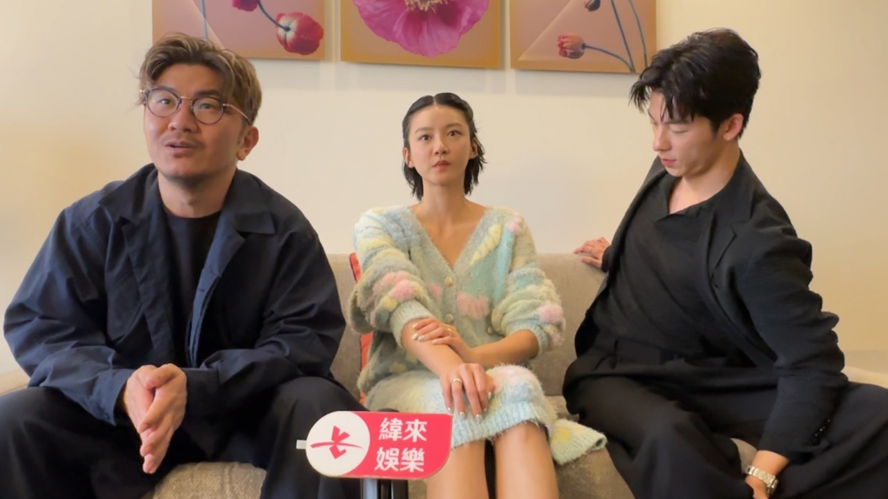 許光漢（右）訪到一半拉筋，非常放鬆自在，算是零距離感。（圖／記者蔡依庭攝）