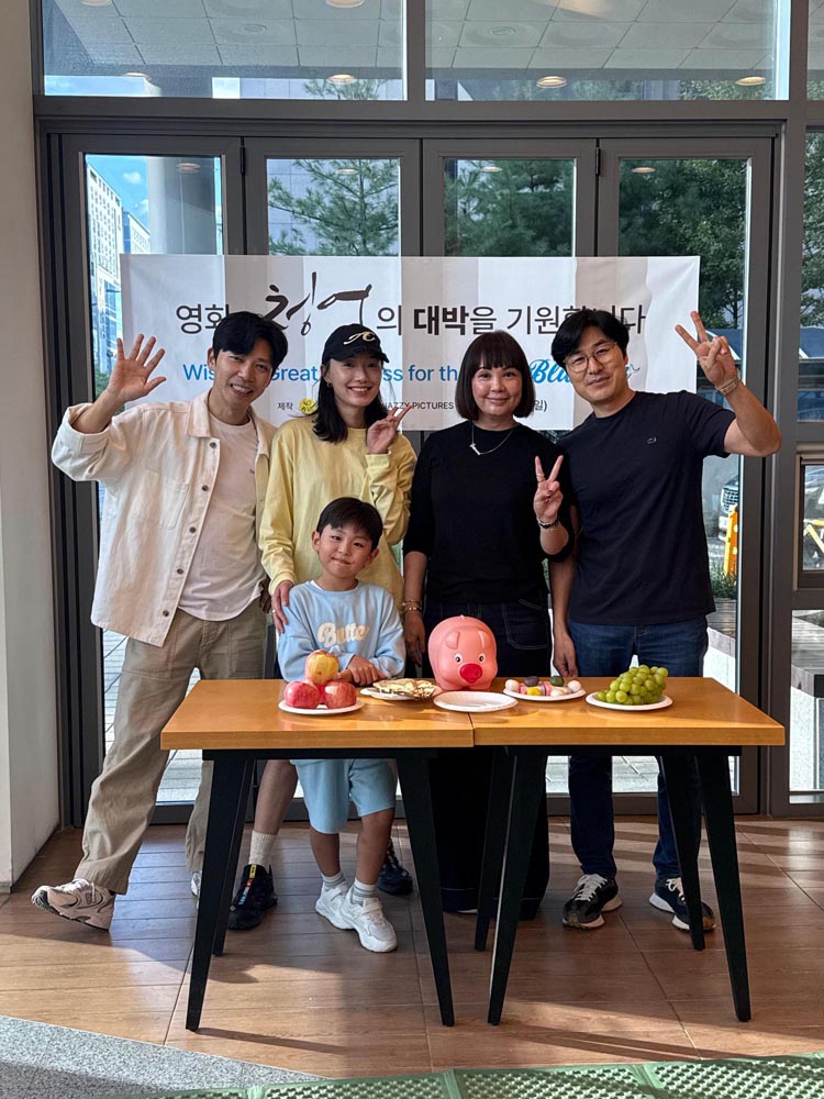 蔡思韵與韓國演員池承炫、導演李相勳等合照。（圖／MOM production limited）