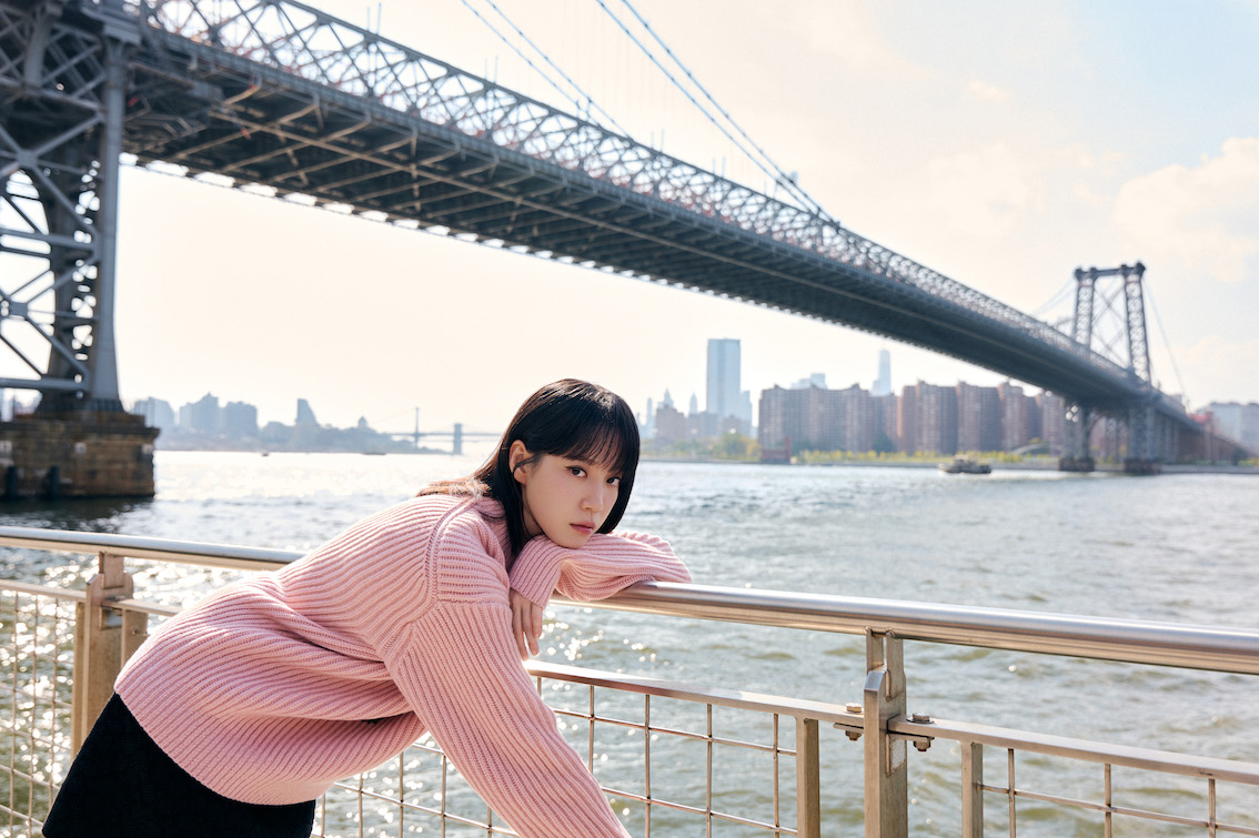 程予希在威廉斯堡大橋拍美照。（圖／星星相藝提供）