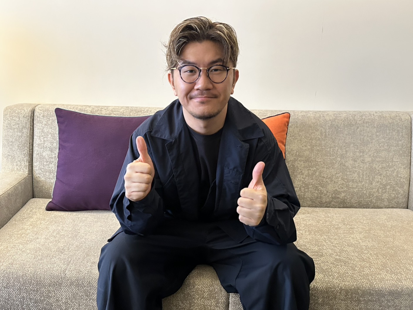 導演龔兆平pose偏復古，樂愛比讚。（圖／記者蔡依庭攝）