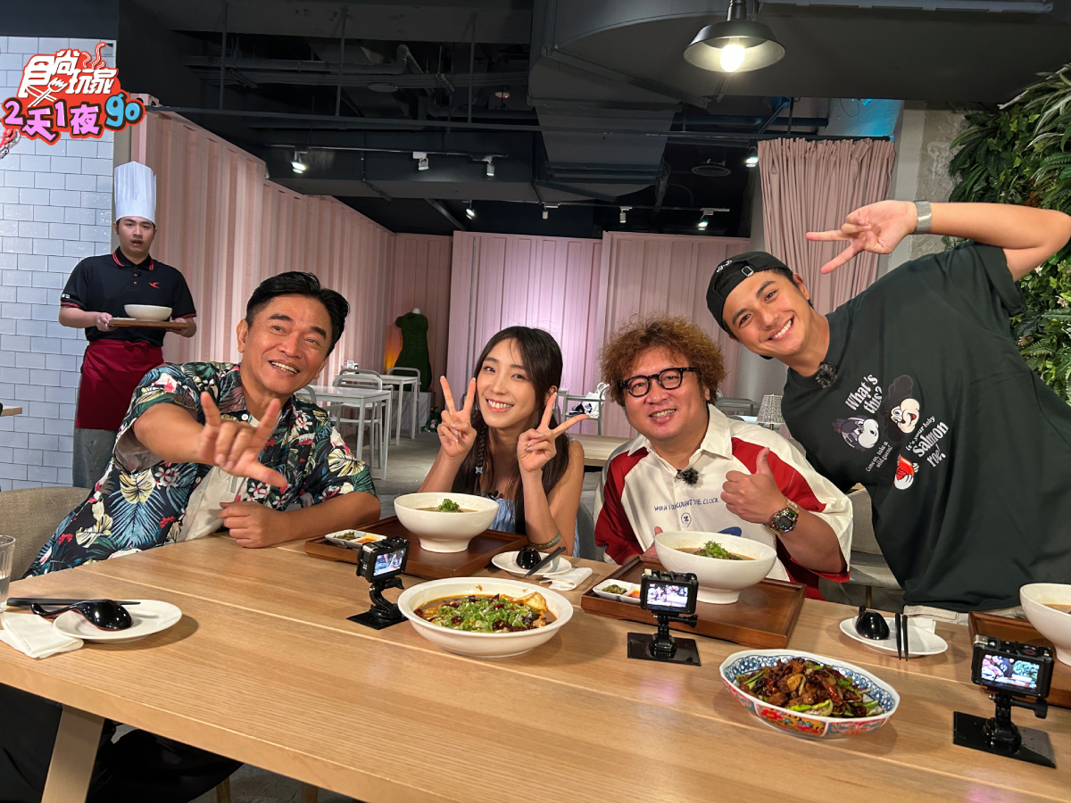 吳宗憲（左起）帶著梁舒涵、納豆和曾子余到鹿希派（後）經營的牛肉麵餐廳。（圖／TVBS提供）