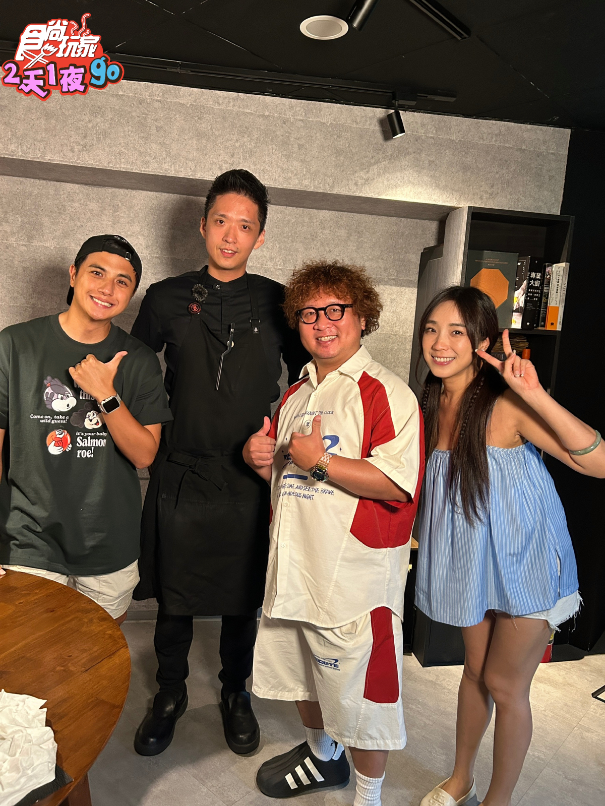 曾子余（左起）對美食的認識，讓法式主廚讚不絕口。（圖／TVBS提供）