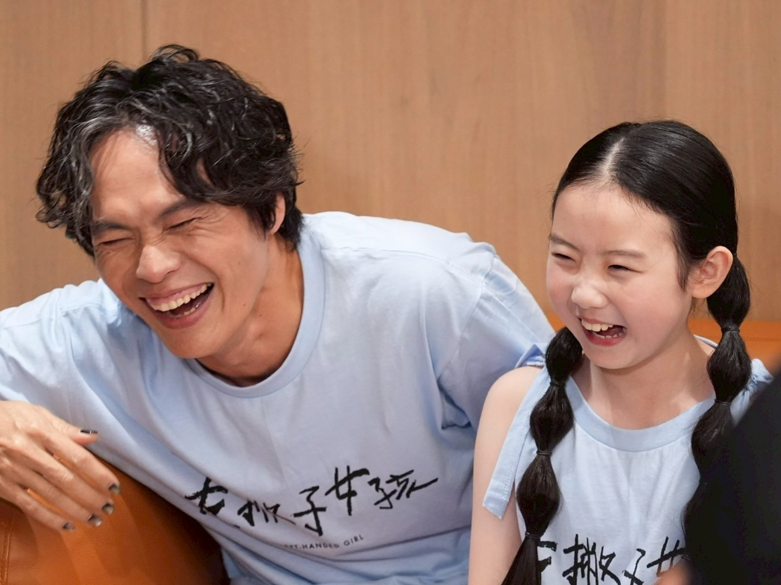 黃鐙輝（左）邊講邊笑，葉子綺也被逗樂了。（圖／記者許方正攝）