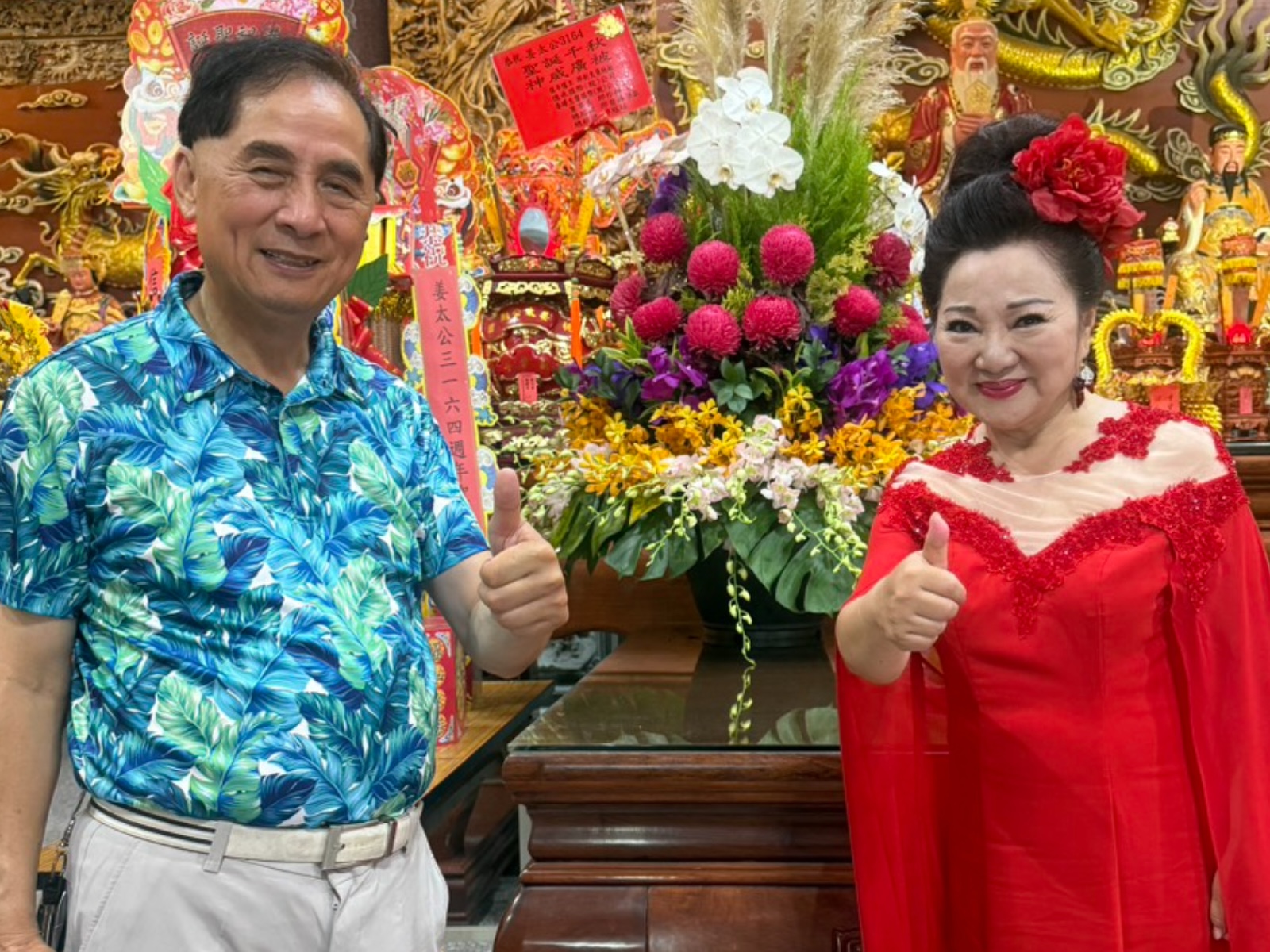 白冰冰（右）與桃園姜太公廟榮譽主委邱創良合照。（圖／長興影視提供）