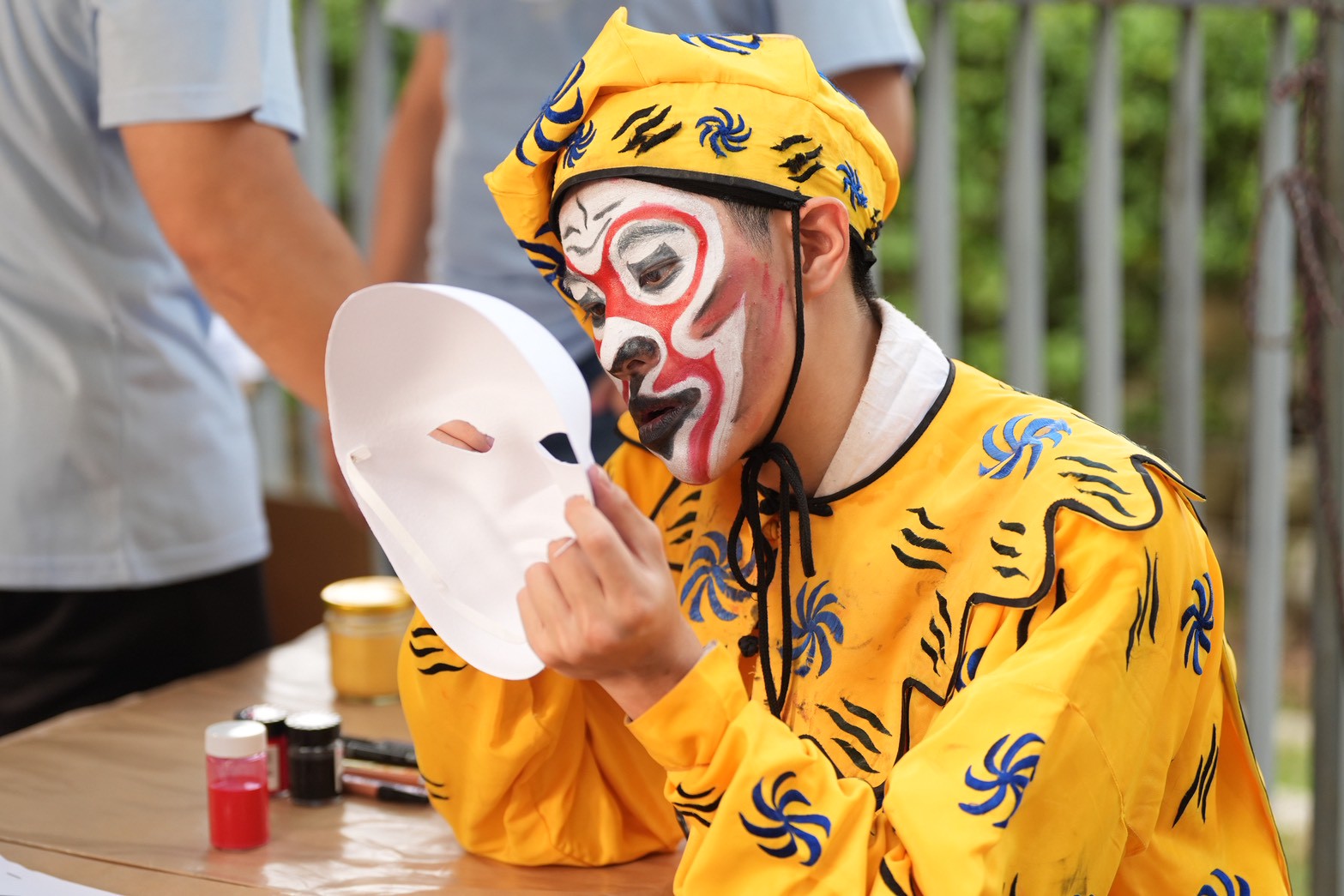 專業演員陪著民眾DIY手作畫臉譜。（圖／記者陳明中攝）