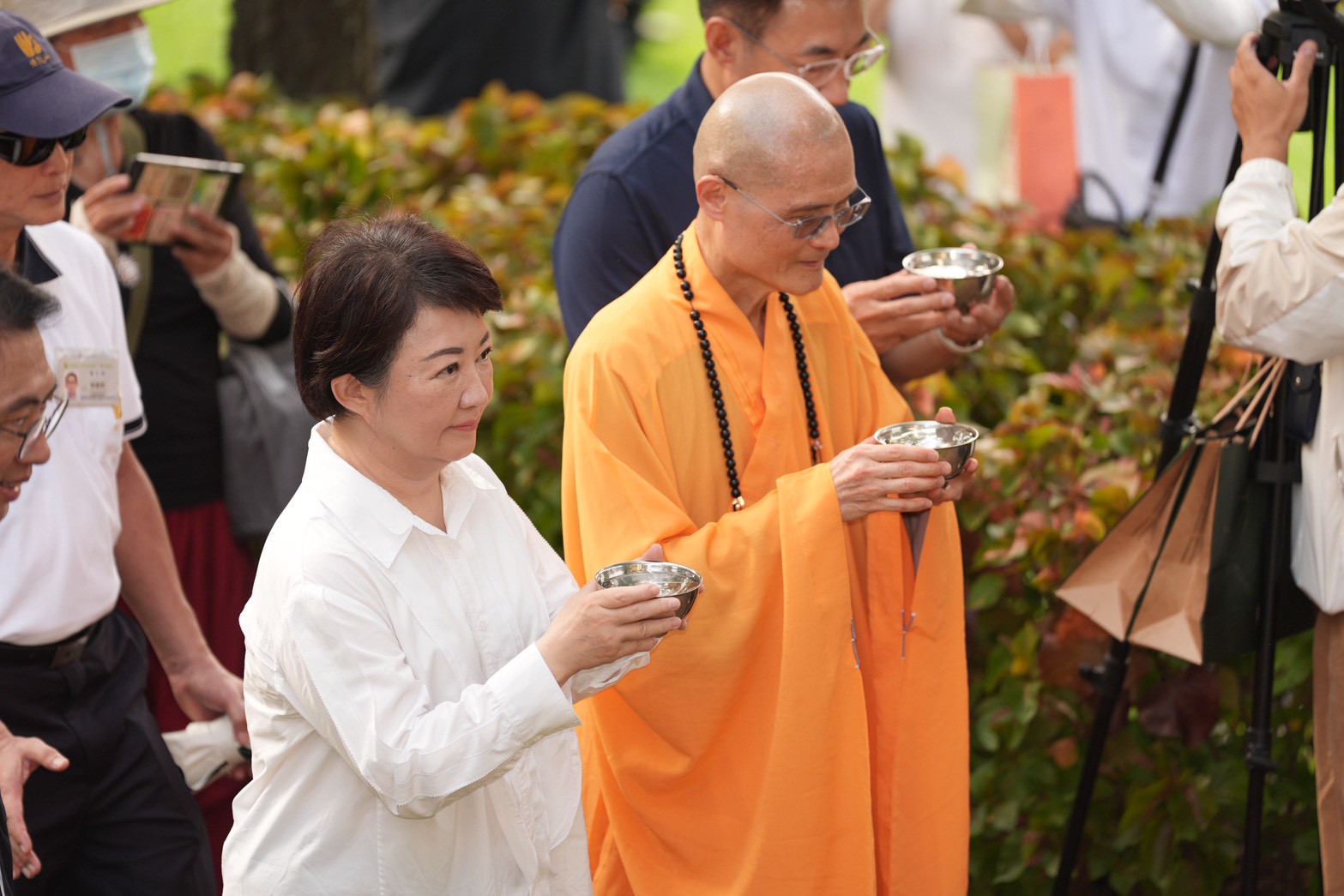 果暉法師（右）帶著台中市長盧秀燕祈福。（圖／記者陳明中攝）