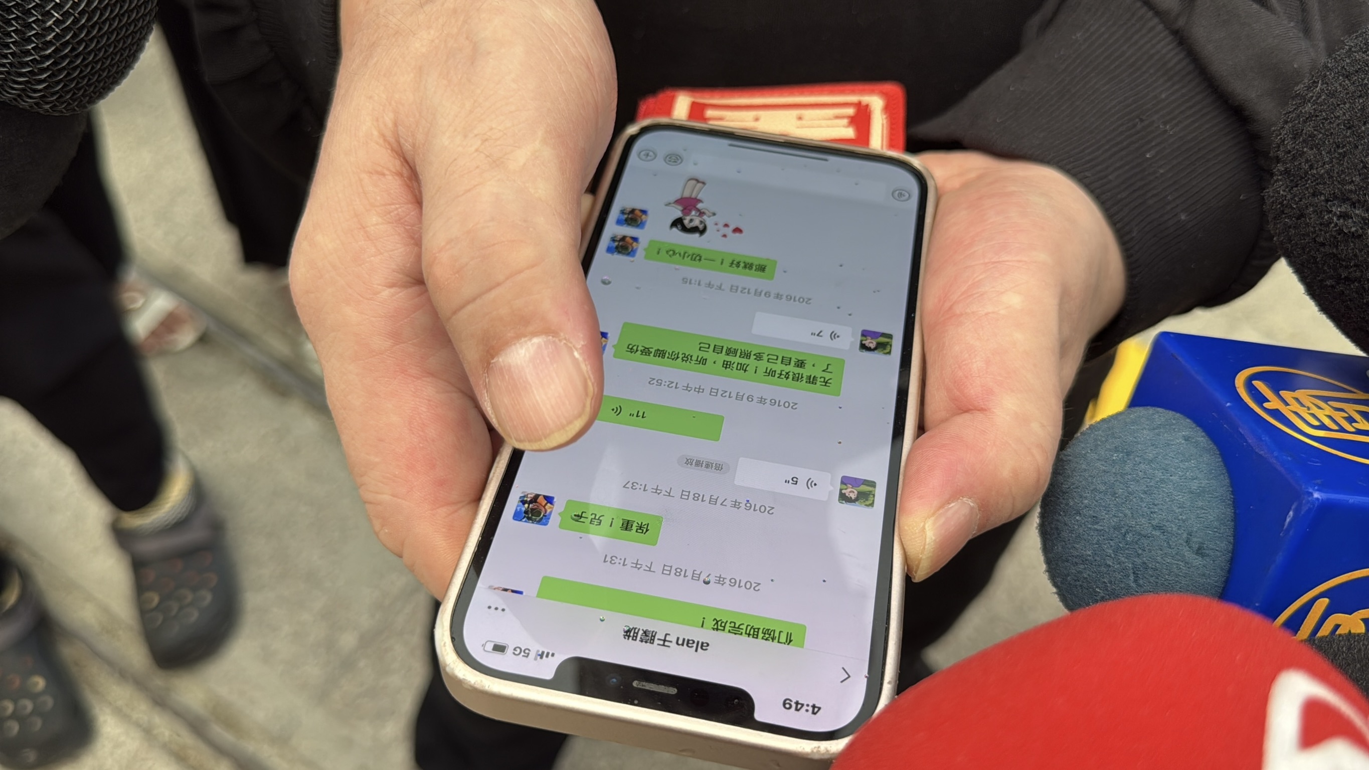 孫德榮秀出和于朦朧訊息。（圖／記者蔡依庭攝）