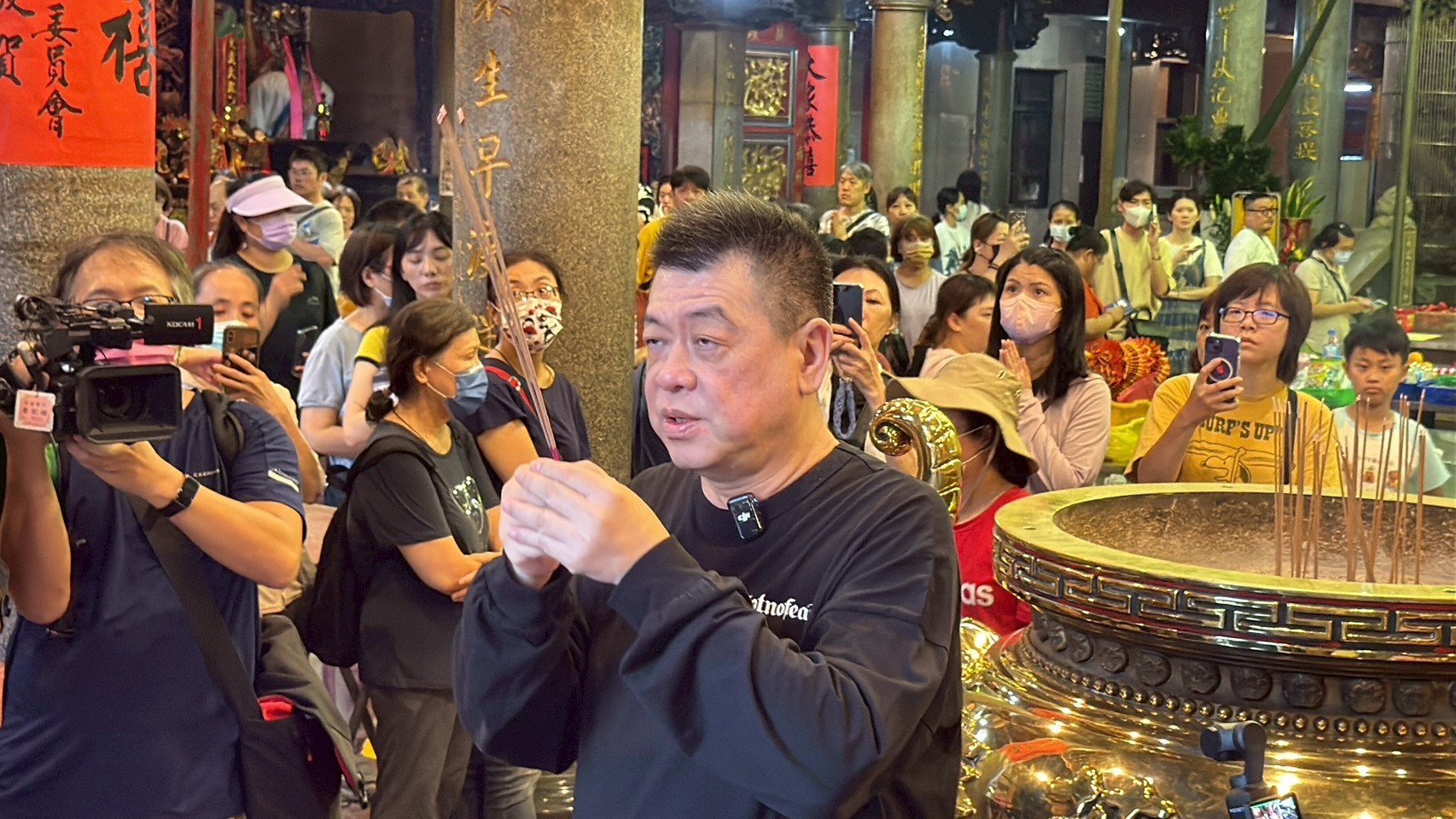 孫德榮幫徒弟辦法會。（圖／記者王人傑攝）