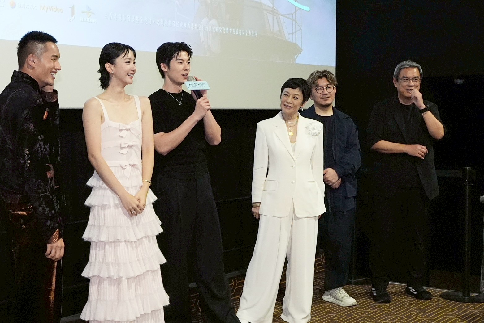 緯來電視網董事長李鐘培（右）包場支持愛情片《他年她日》。（圖／記者許方正攝）