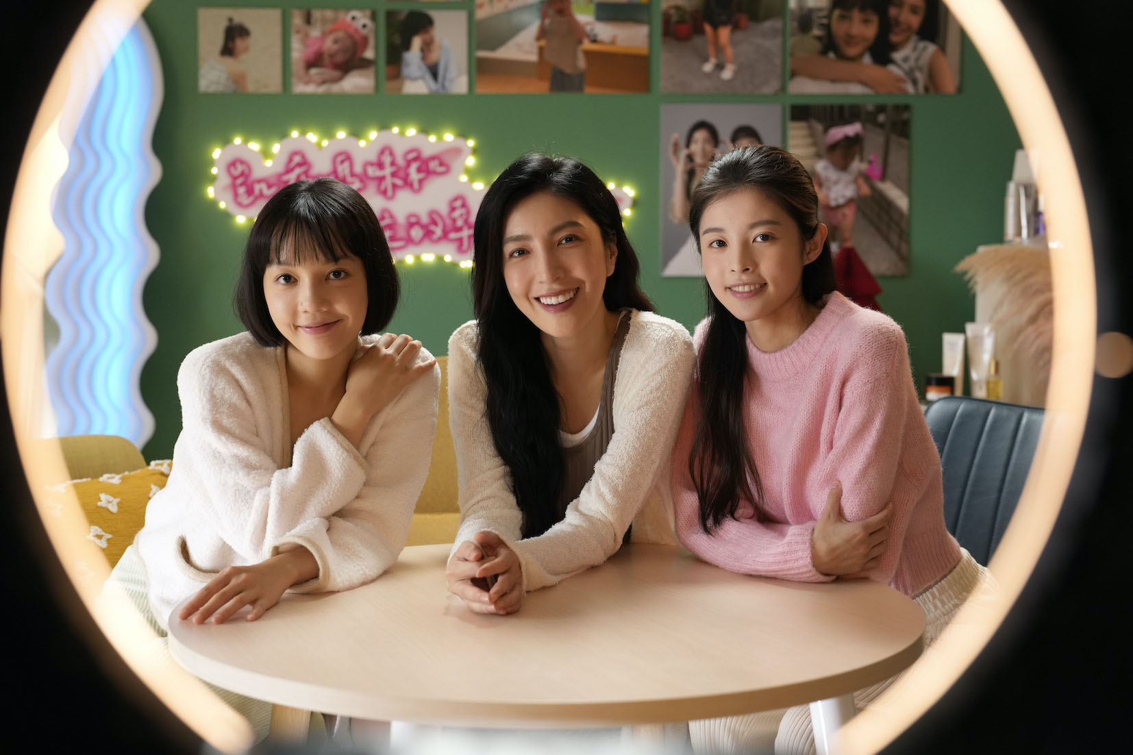 楊謹華（中）、林思廷（左）、詹子萱揭開網紅家庭背後暗流。（圖／晴天影像提供）