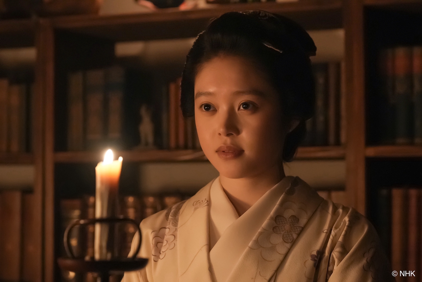 《怪談作家之妻》主演高石明里今年人氣飆升，有望透過晨間劇讓知名度更上一層樓。（圖／翻攝自NHK）