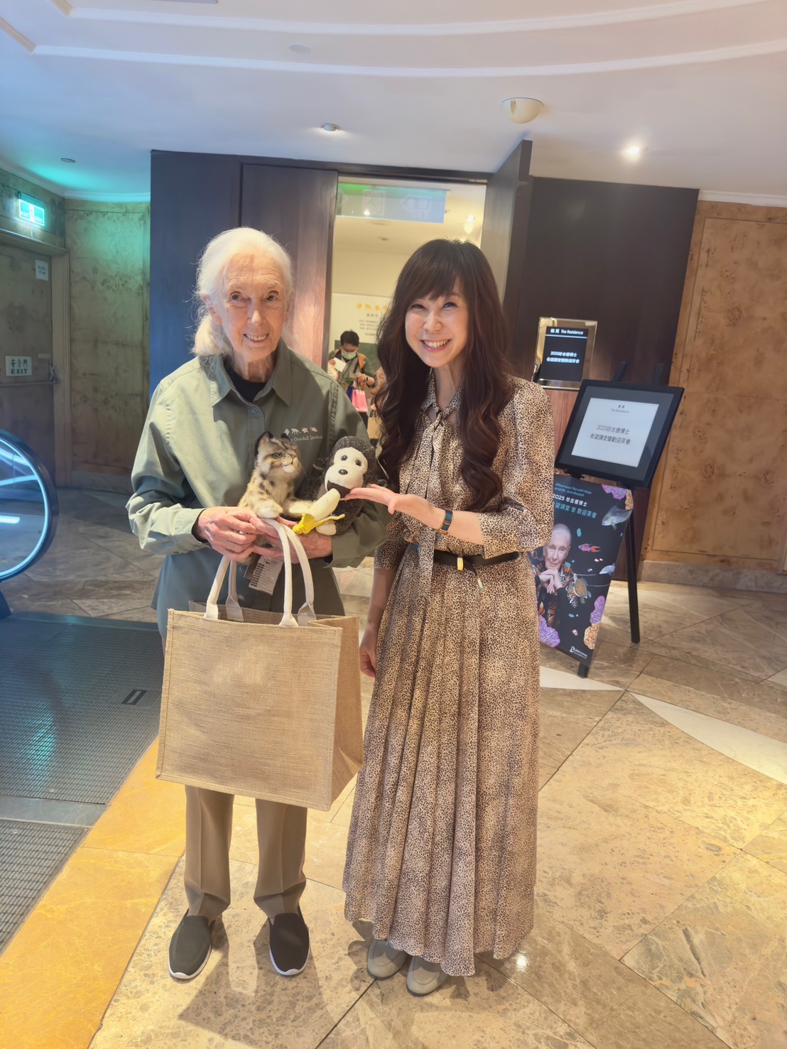 導演白心儀與保育界傳奇人物珍古德博士。（圖／三立提供）