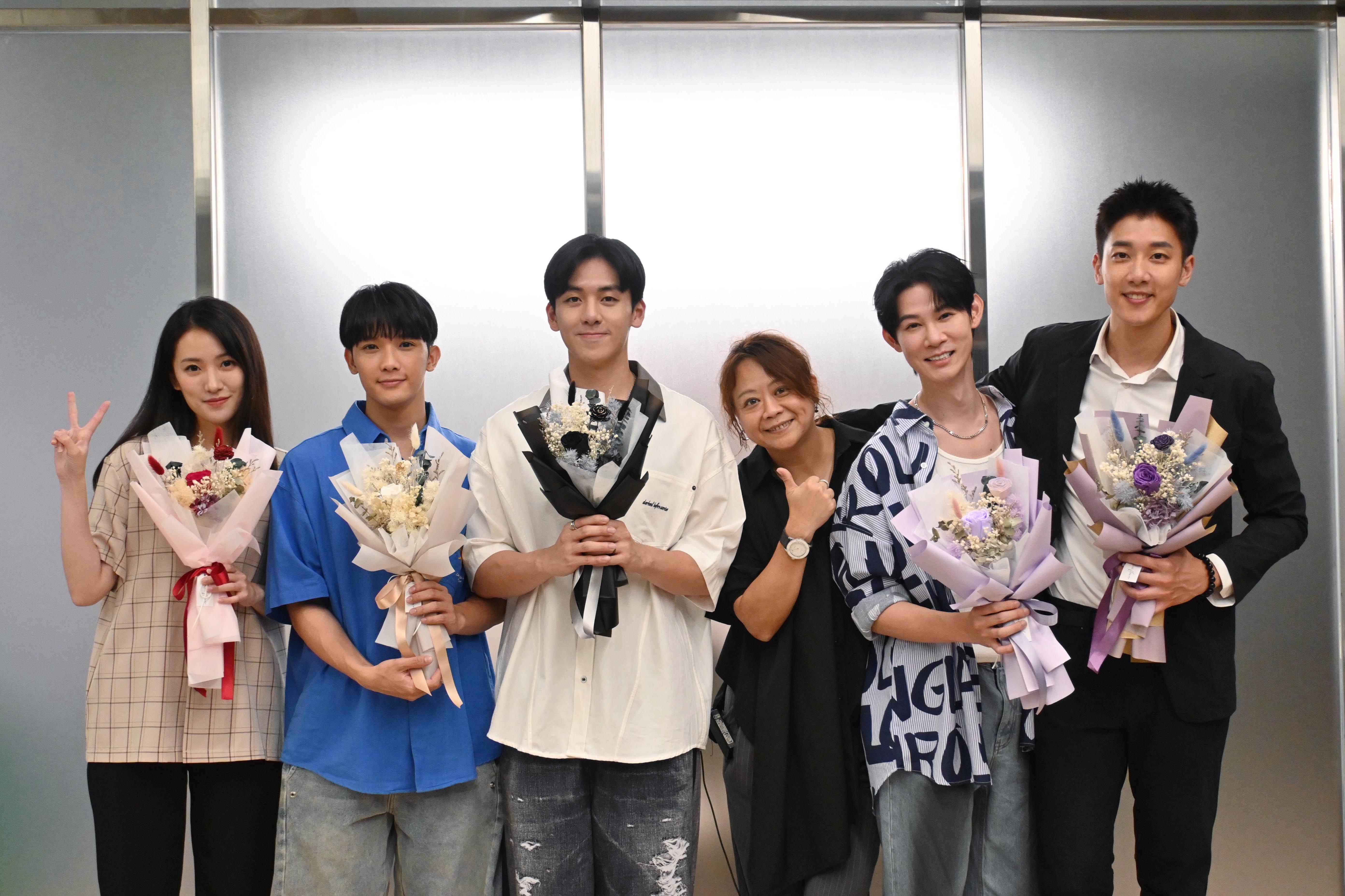 葛宸羽（左起）、紀成澔、葛兆恩、導演蔡妃喬、夏和熙、孫恪傑。（圖／結果娛樂提供）
