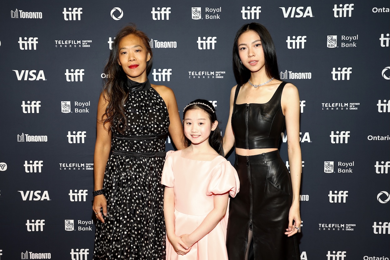 導演鄒時擎（左起）率演員葉子綺、馬士媛出席多倫多國際影展放映。（圖／ NETFLIX提供）