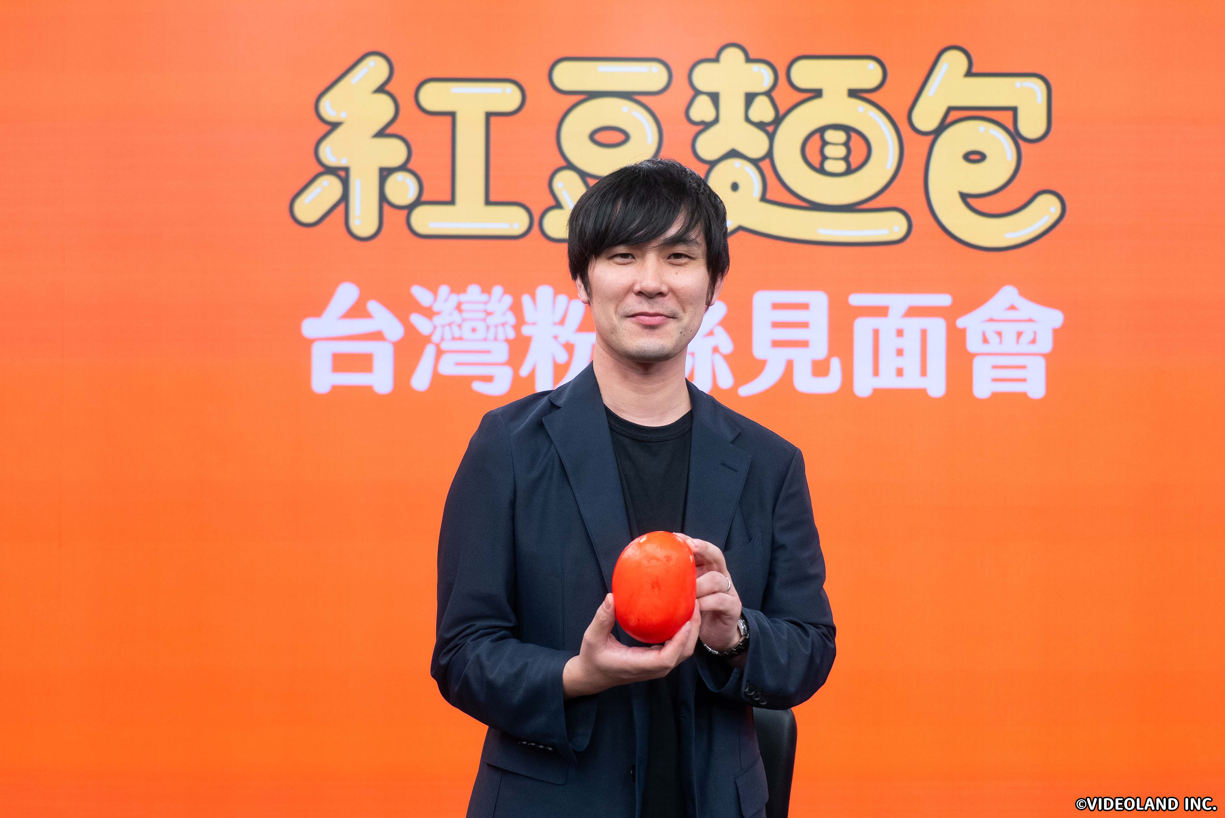 《紅豆麵包》製作統籌倉﨑憲來台開心與麵龜合影。（圖／緯來日本台提供）