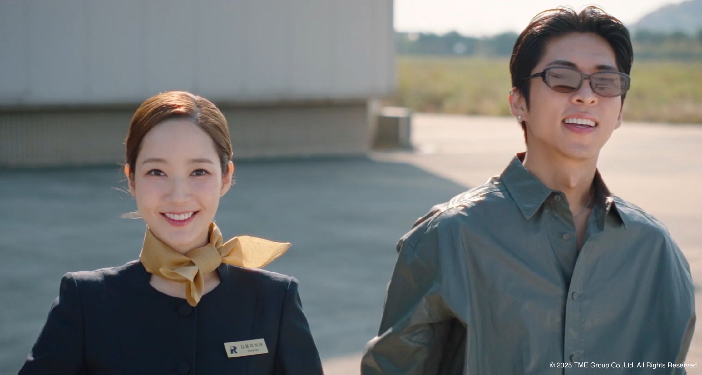 朴敏英（左）為完成騙局成為航空公司空服人員，朱鐘赫偽裝成航空富（圖／翻攝自Hami Video影片）